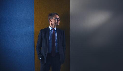 Antti Riivari aloitti vuosi sitten Patentti- ja rekisterihallituksen pääjohtajana. Virasto oli jo ennestään tuttu, sillä hän oli toiminut pitkään työ- ja elinkeinoministeriön virkamiehenä, jonka tehtäviä on PRH:n toiminnan valvominen. KUVA Samuli Skantsi