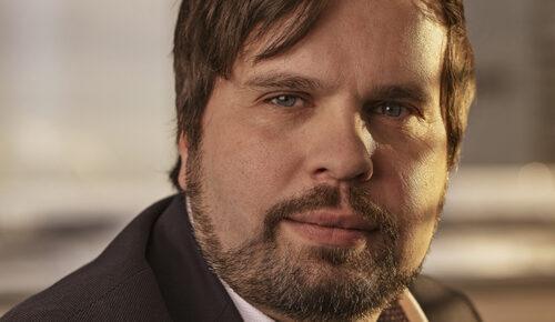 – Tärkein oppimiskanava on tiedon jakaminen konsernin sisällä. Meillä on henkilöstöä erilaisilla taustoilla, joten kokemusta ja näkemystä löytyy lähes asiaan kuin asiaan, Jussi Noponen kertoo. KUVA Samuli Skantsi